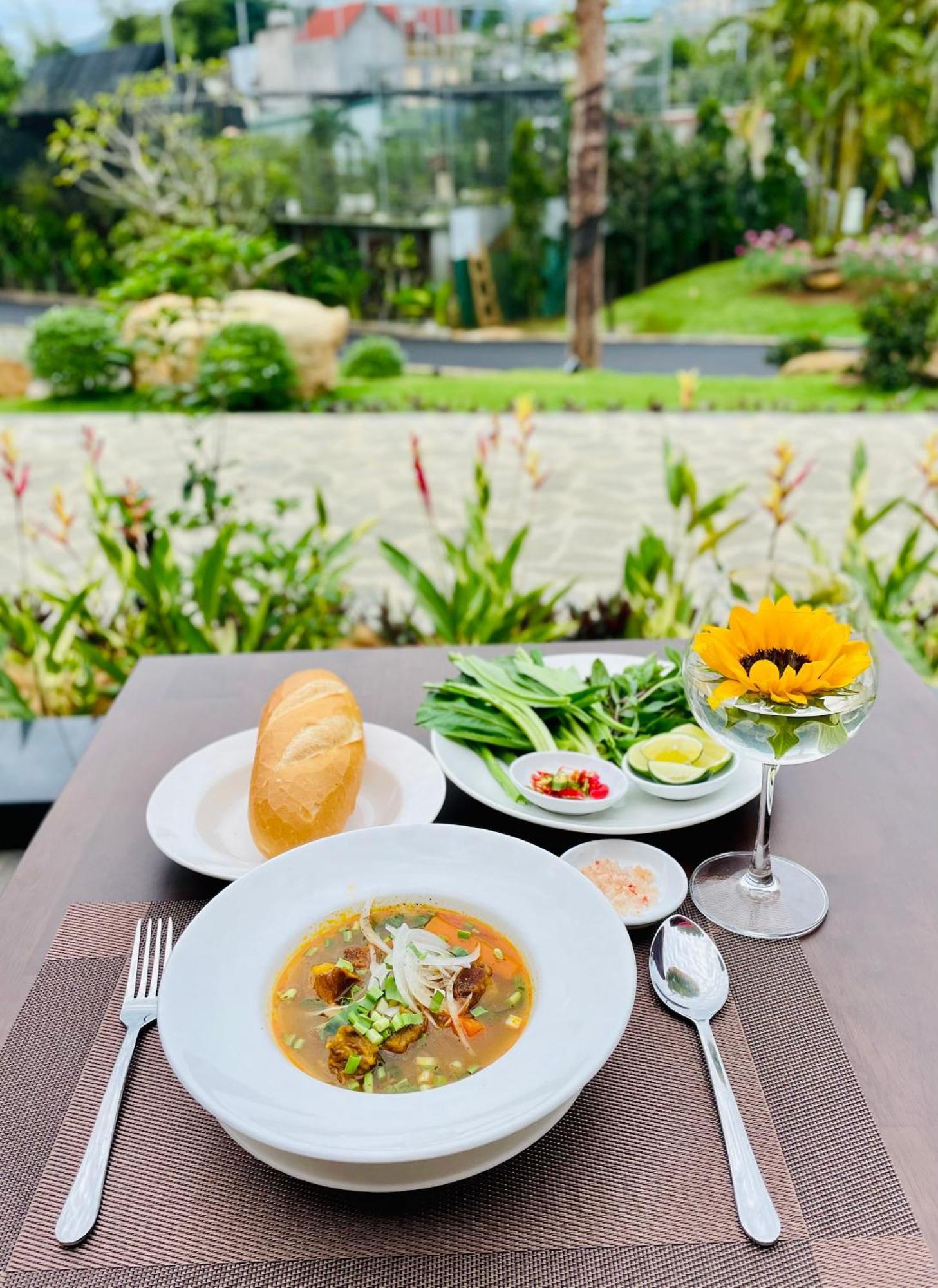 Sunflower Hotel & Resort Bao Loc Exteriör bild
